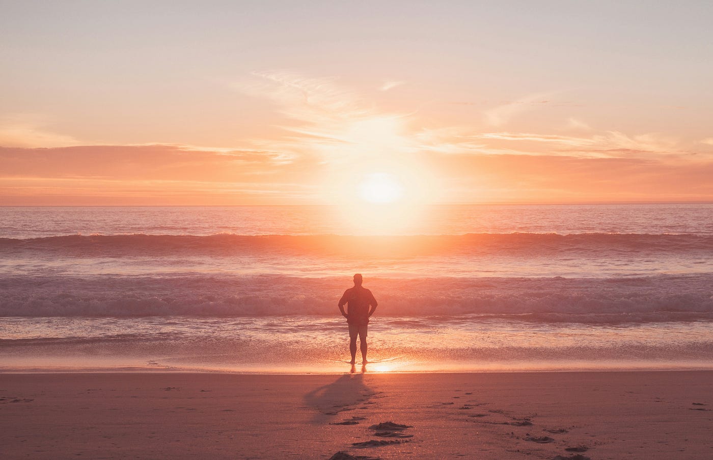 차분한 사람이 해변에 서서 바다를 바라보고 있다.<BR>