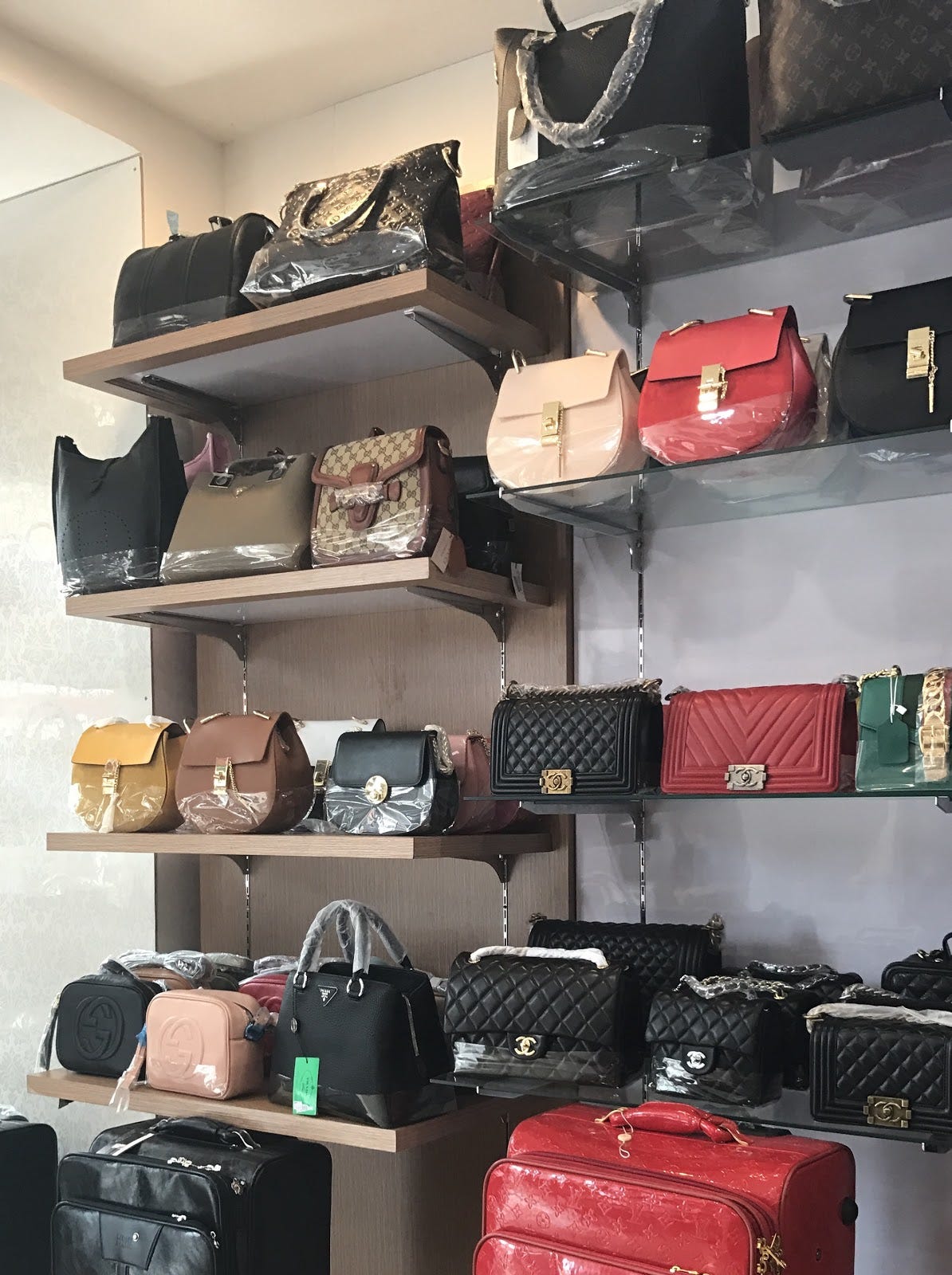WOWReplica/Fake Designer Handbags/Purses on NYC Canal Street