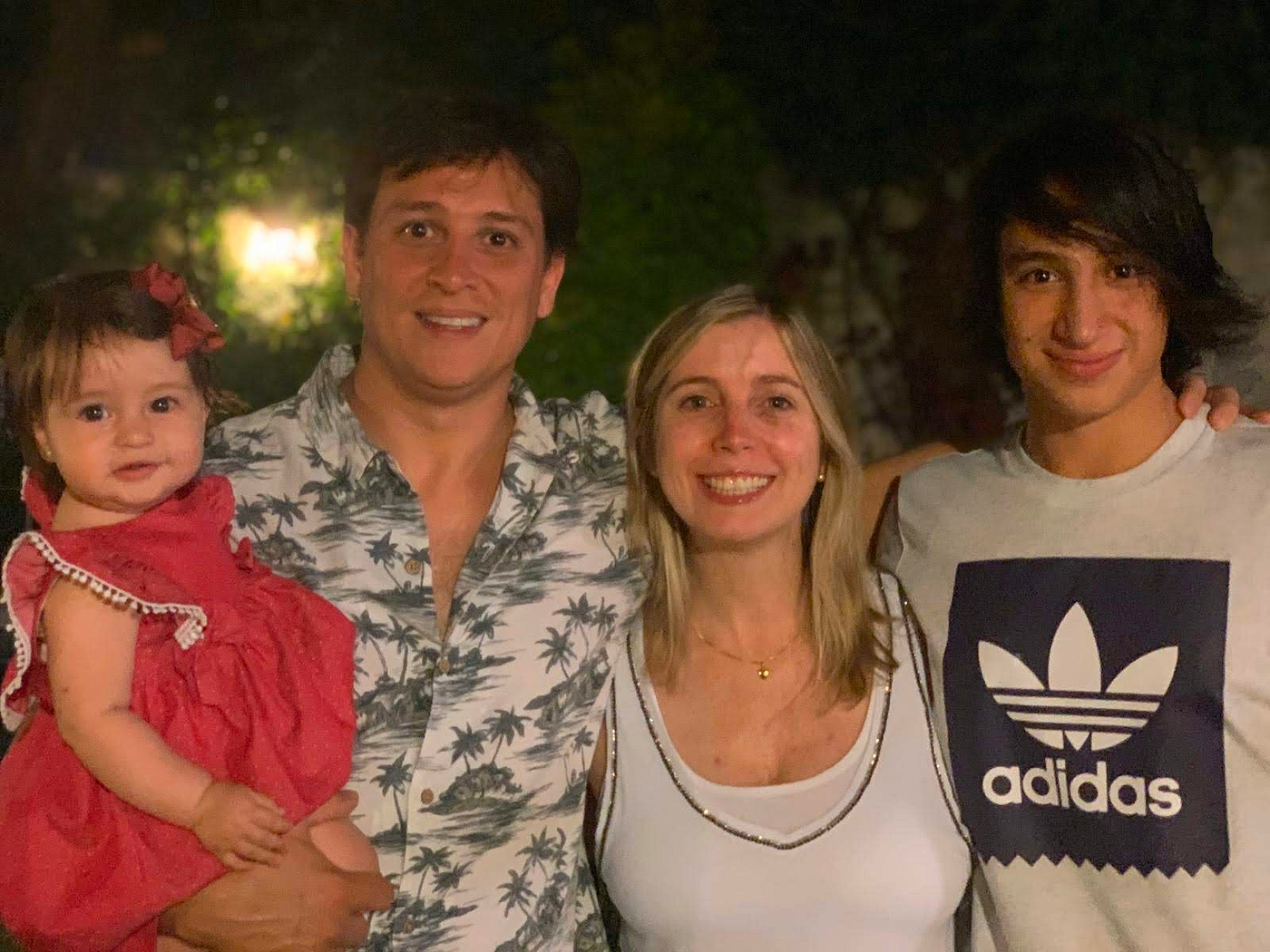Fabián junto a su familia.