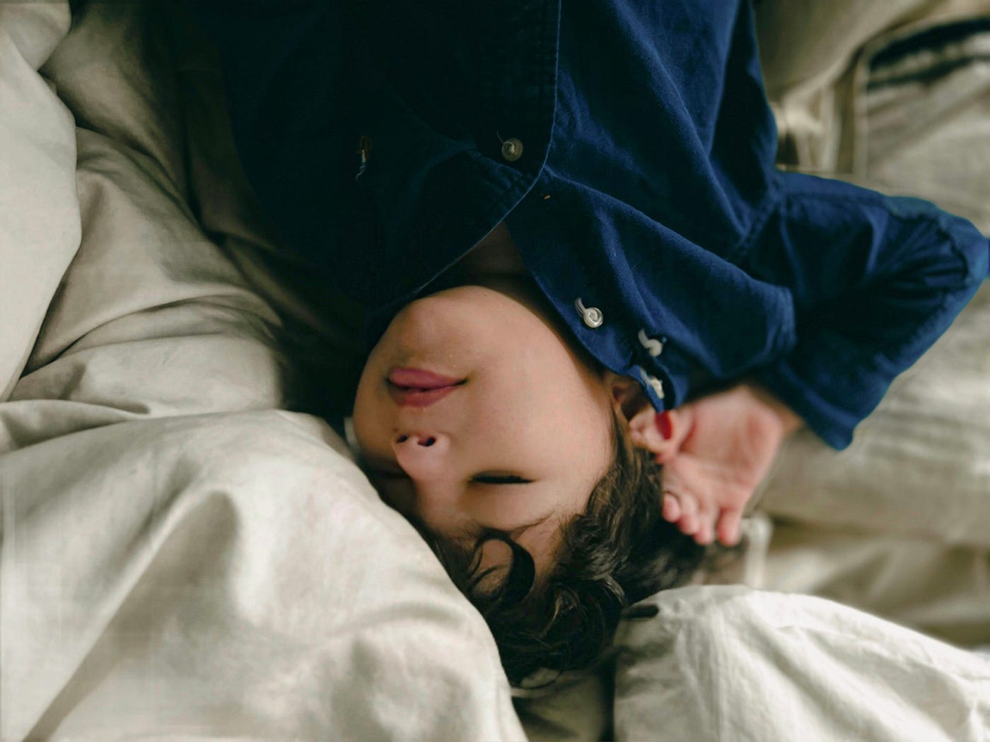 침대에서 낮잠을 자는 어린 소년