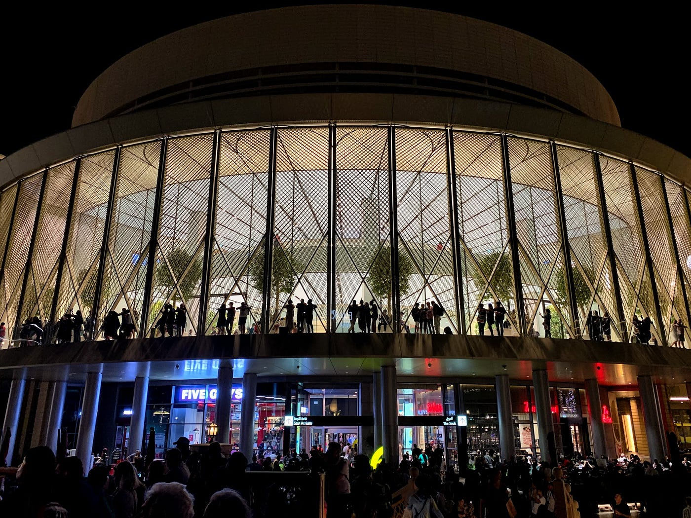 杜拜：老城區發現咖啡的歷史/ 市集被小販的夾擊/ 登上哈里發塔125 樓| by yc | Good Times | Medium