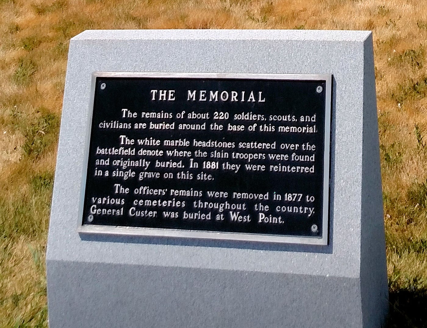 https://upload.wikimedia.org/wikipedia/commons/0/08/Soldier_memorial_little_bighorn_3.jpg