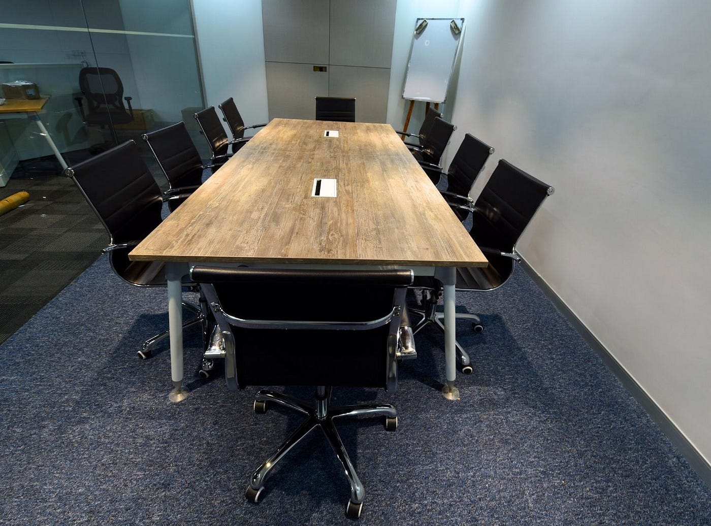 Flexibility and Productivity with the Kissen Conference Table