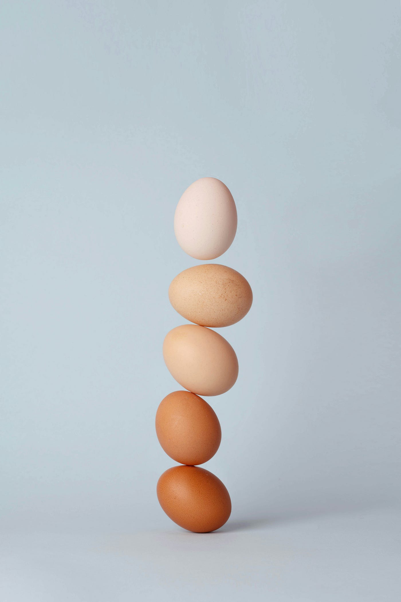 여러 색깔의 계란을 세로로 쌓아 올린 모습입니다.<BR> 계란은 단백질이 풍부하여 배고픔을 덜어줍니다.<BR>