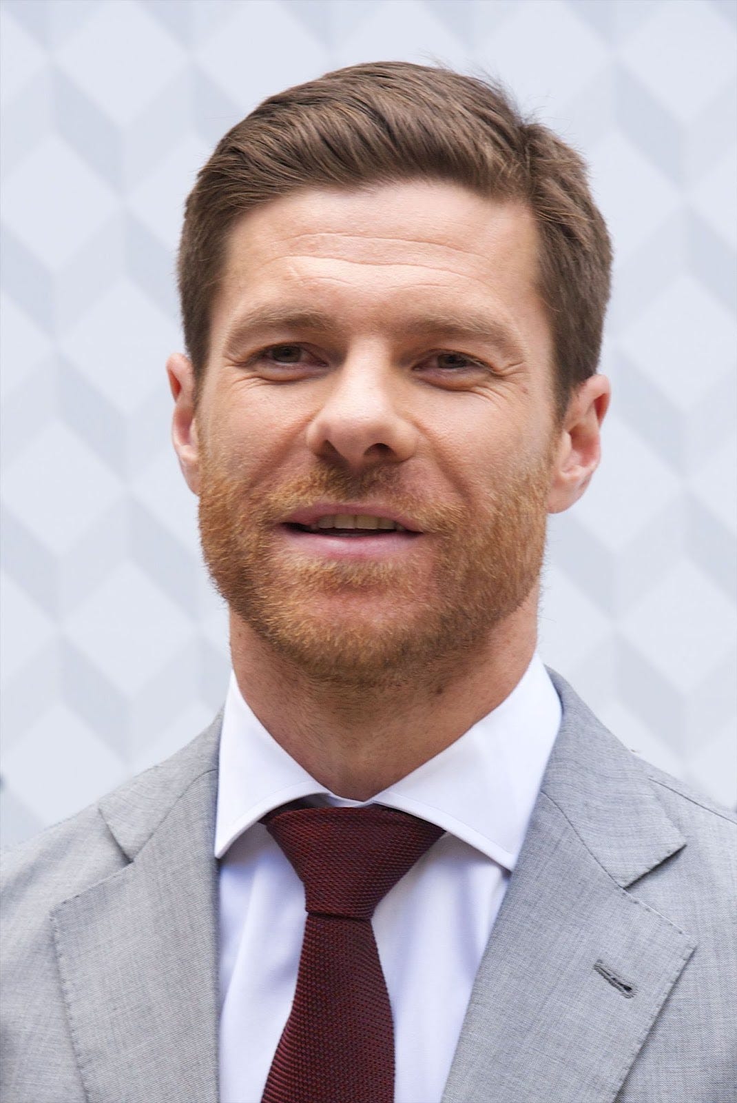 Xabi Alonso Pappaufsteller Lebensgröße - Black Suit Edition Für Partys & Events