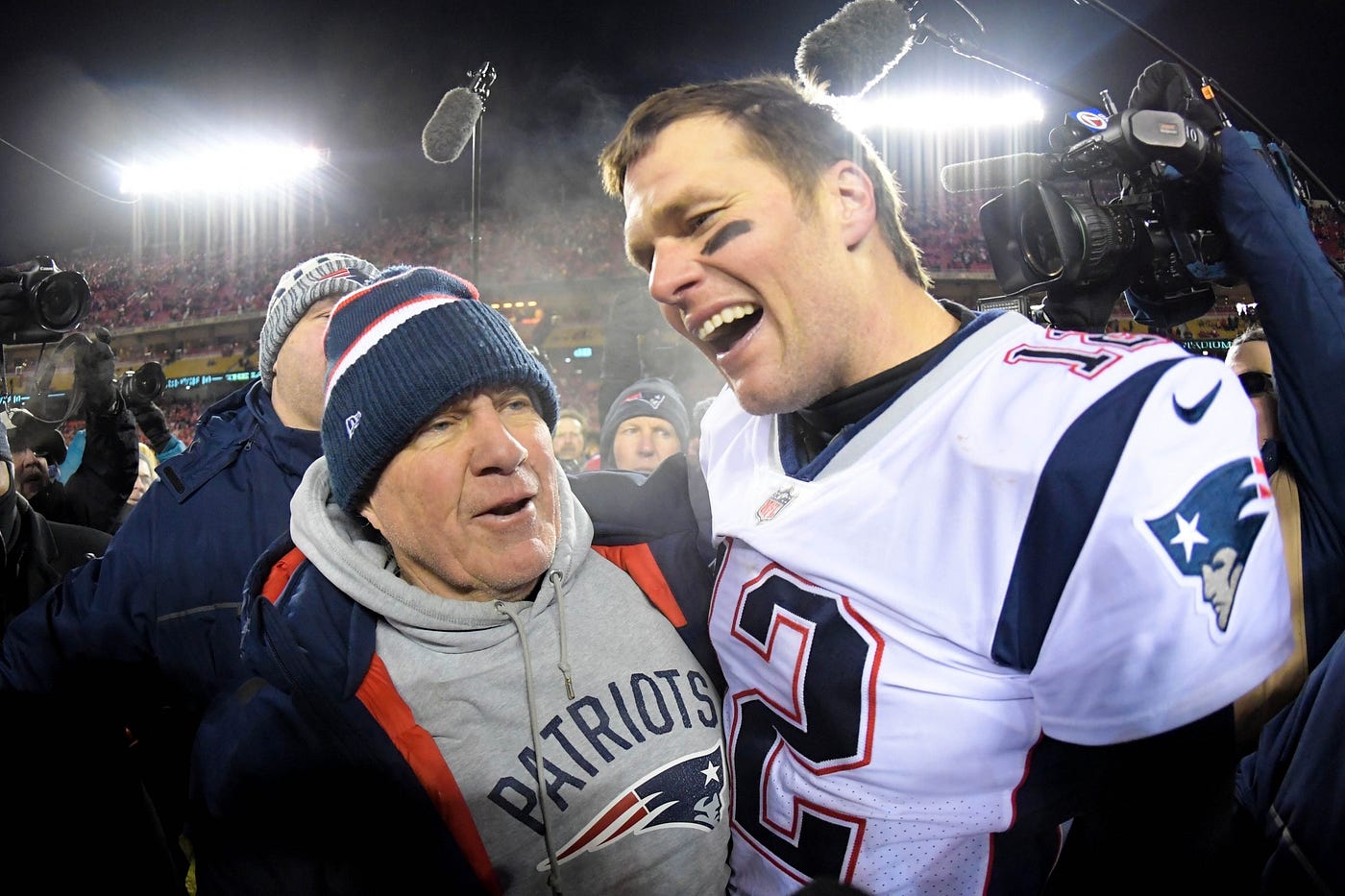 Patriots batem Giants, Brady passa Manning e vira o segundo em