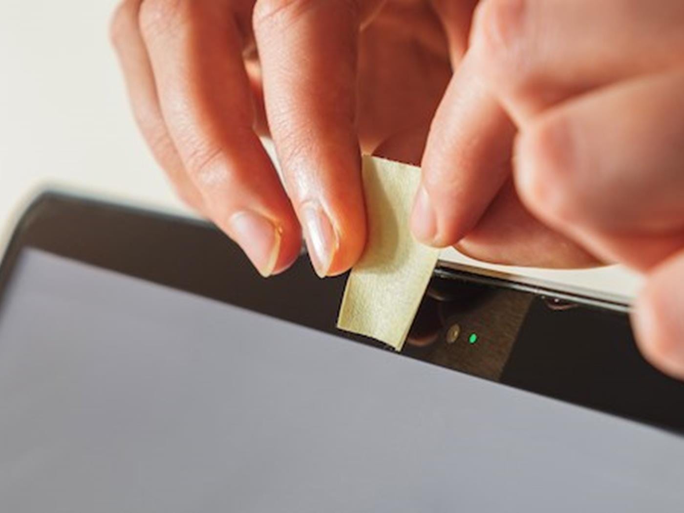 Bilgisayar ve Laptop Kameralarını Bantla Kapatmak: Gerçekten Gerekli mi?
