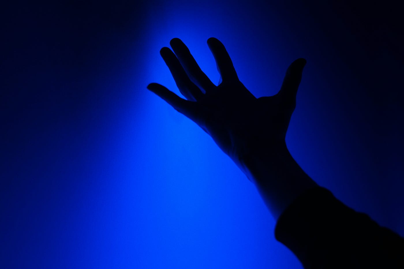 손이 빛을 향해 뻗어나간다