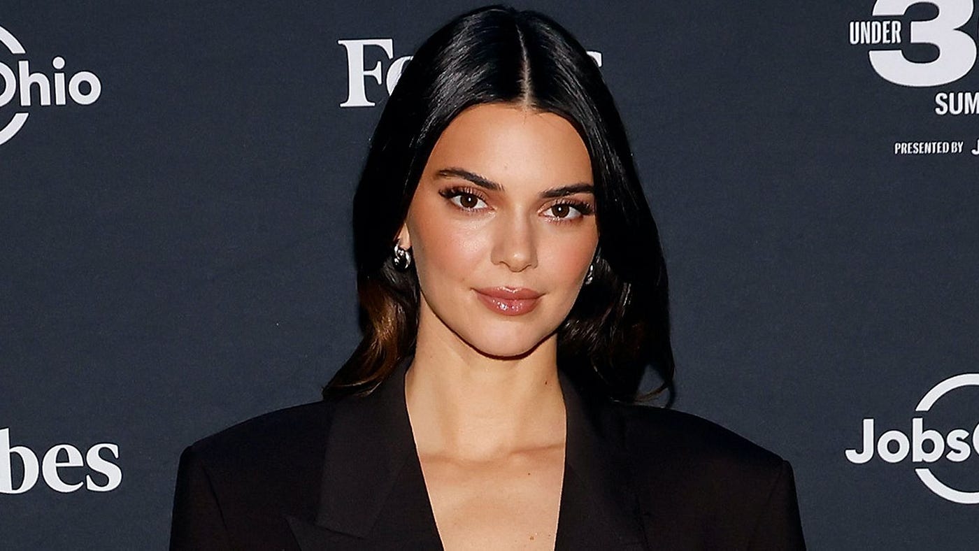 The Way Kendall Jenner Accessorized Her Chanel Suit Is Really Surprising