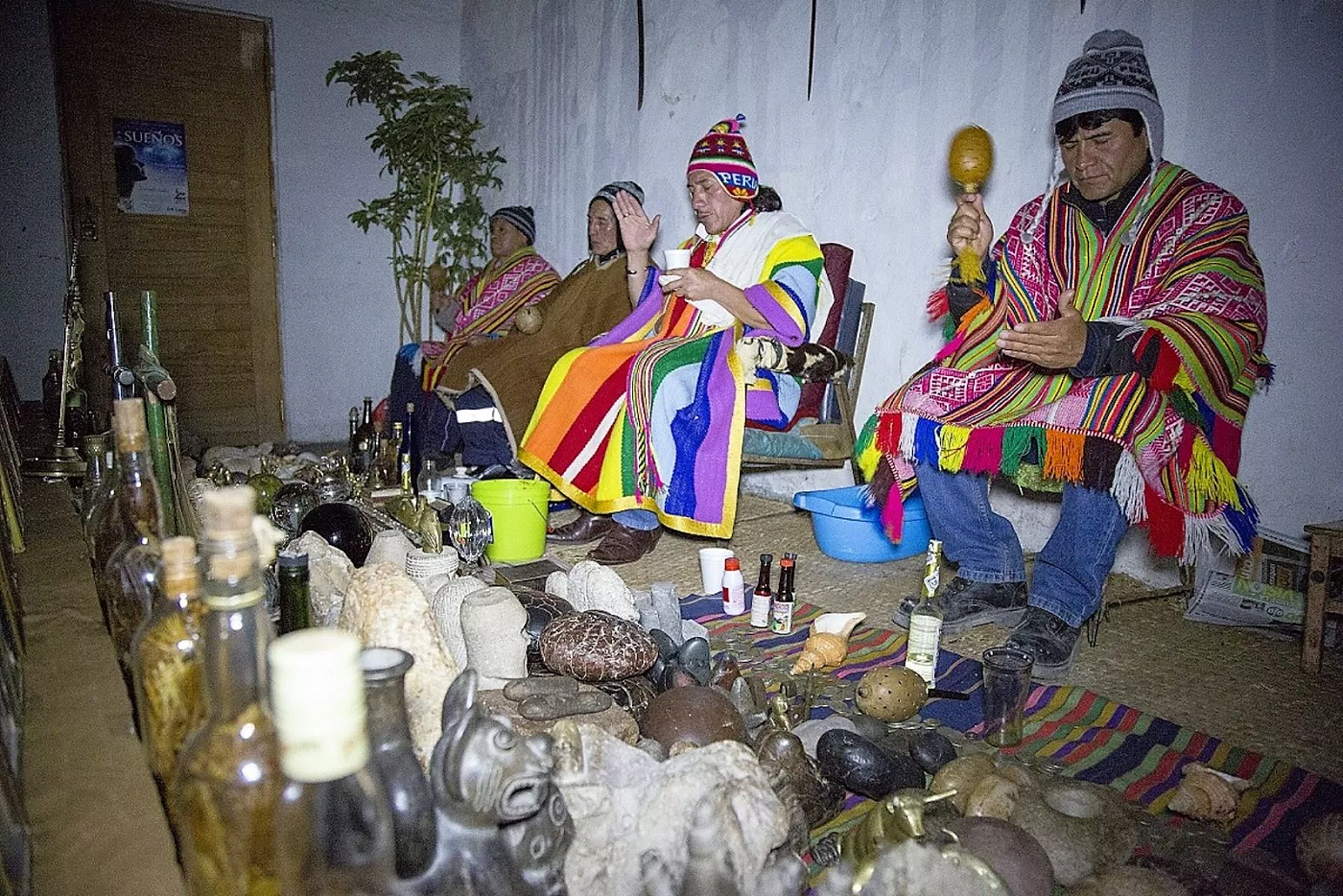 (Imagen 1: “Curanderos y chamanes” La Industria de Chiclayo. (2018) Imagen 2: “Chamanes y curanderos participarán de congreso en museo de Túcume” Andina. (2017))