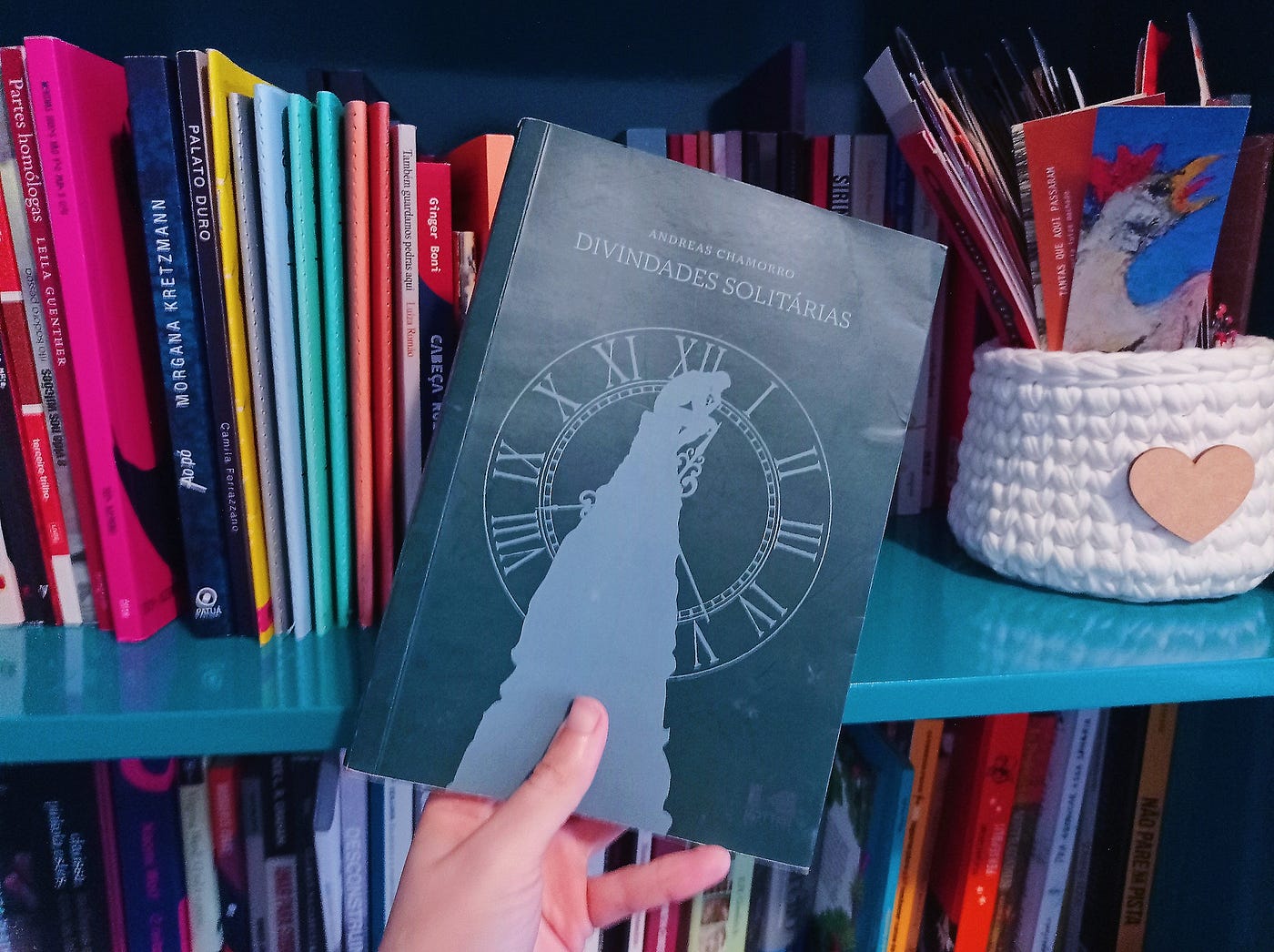 Ensaiar a escrita — Divindades Solitárias, de Andreas Chamorro