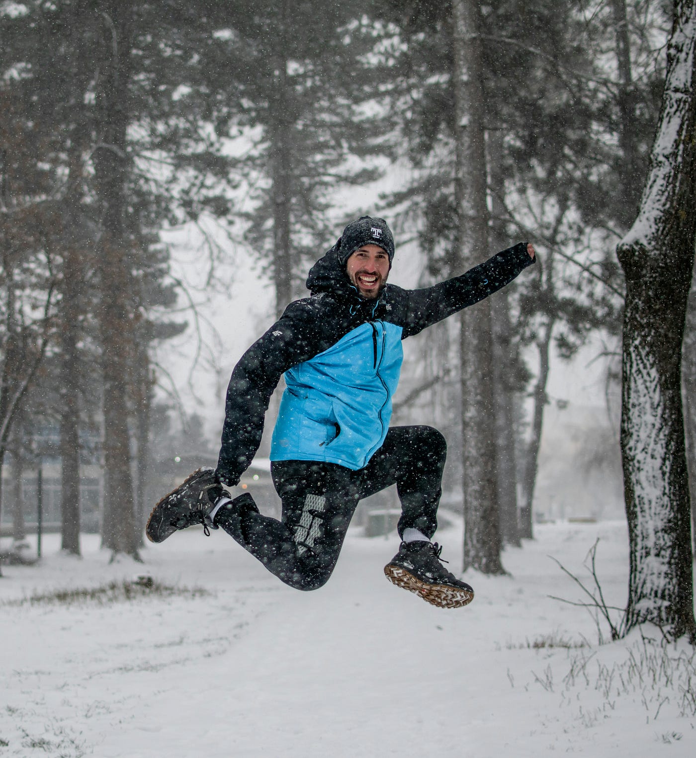 한 남자가 눈 속에서 기쁨에 겨워 뛰어오른다.<BR>