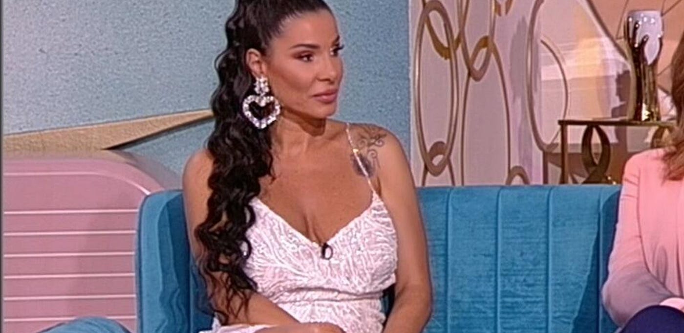 Mia Borisavljević pokazala čime raspolaže, istakla grudi u prvi plan (FOTO)
