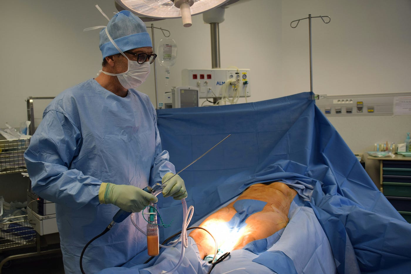 2 Reasons Why Doctors Wear Green or Blue Attire During Operation. | by  Berebs | Medium