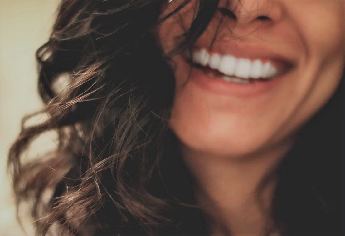 여성의 웃는 얼굴 아랫부분