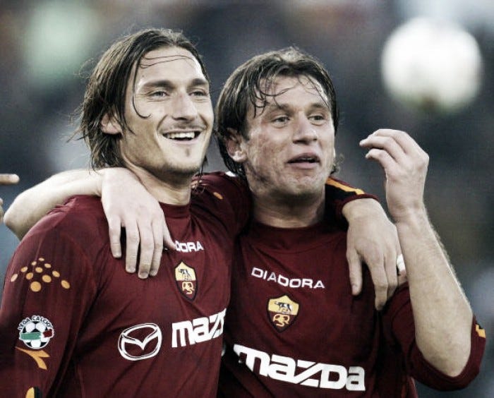 Totti marca, Roma vira sobre o Genoa e assume o segundo lugar na