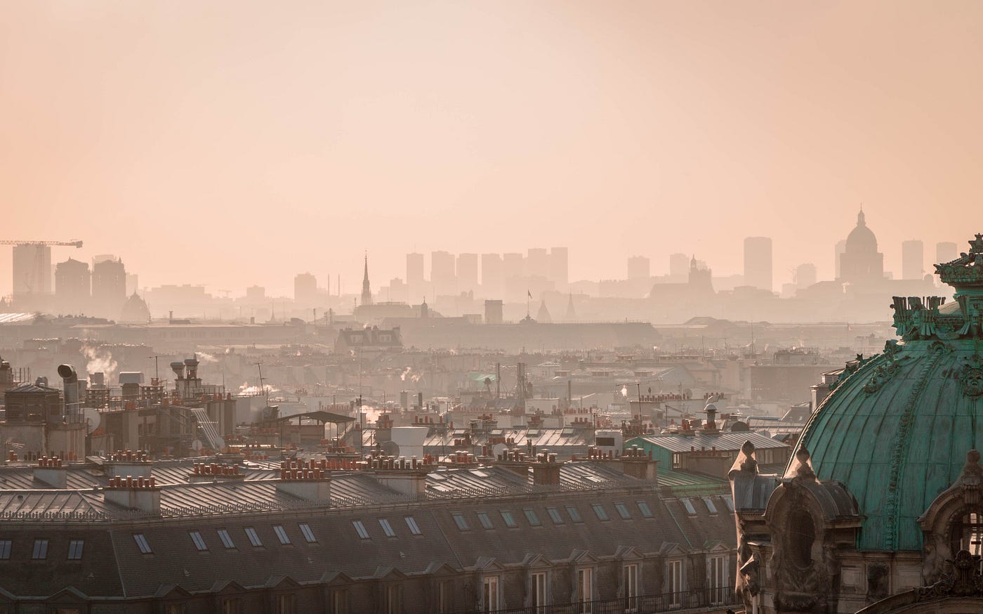 A sepia image of a French city bathed in air pollution. The XENAIR study carried out on the prospective, longitudinal E3N cohort a year ago showed an increased risk for breast cancer after exposure to five atmospheric pollutants.