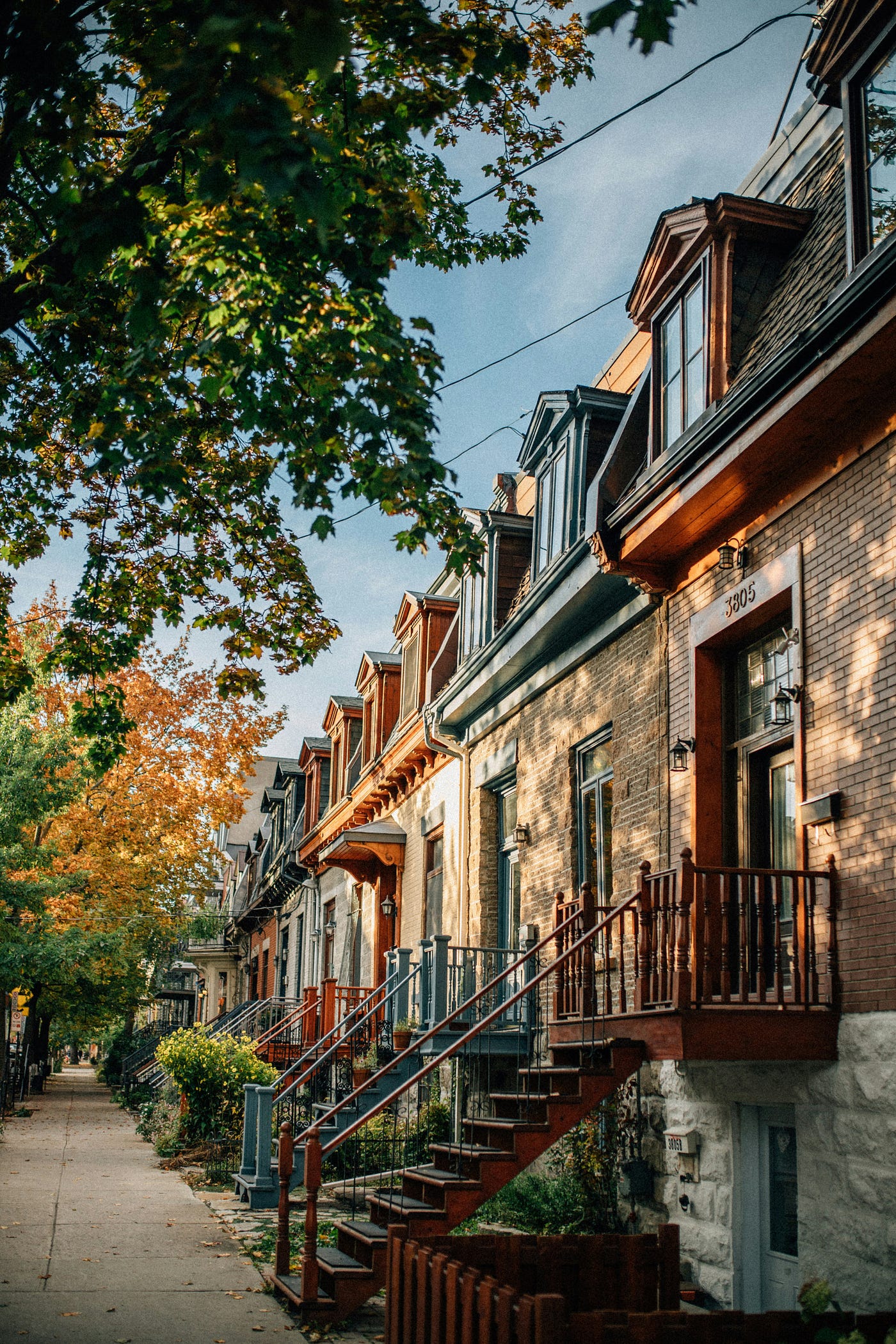 Apartemen tua di Montreal pada musim panas. Photo by the Bialons on Unsplash