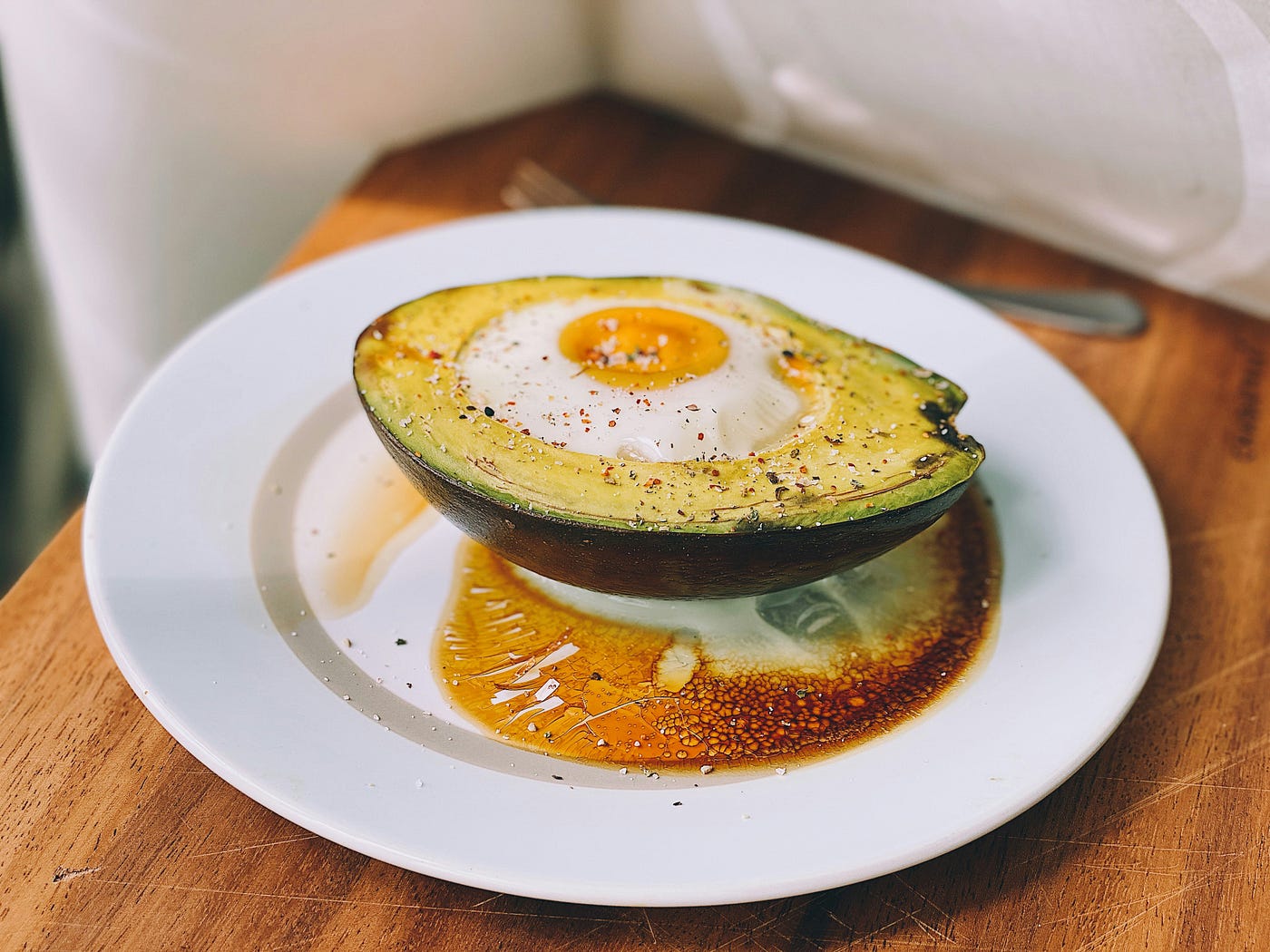 접시 위의 아보카도와 계란