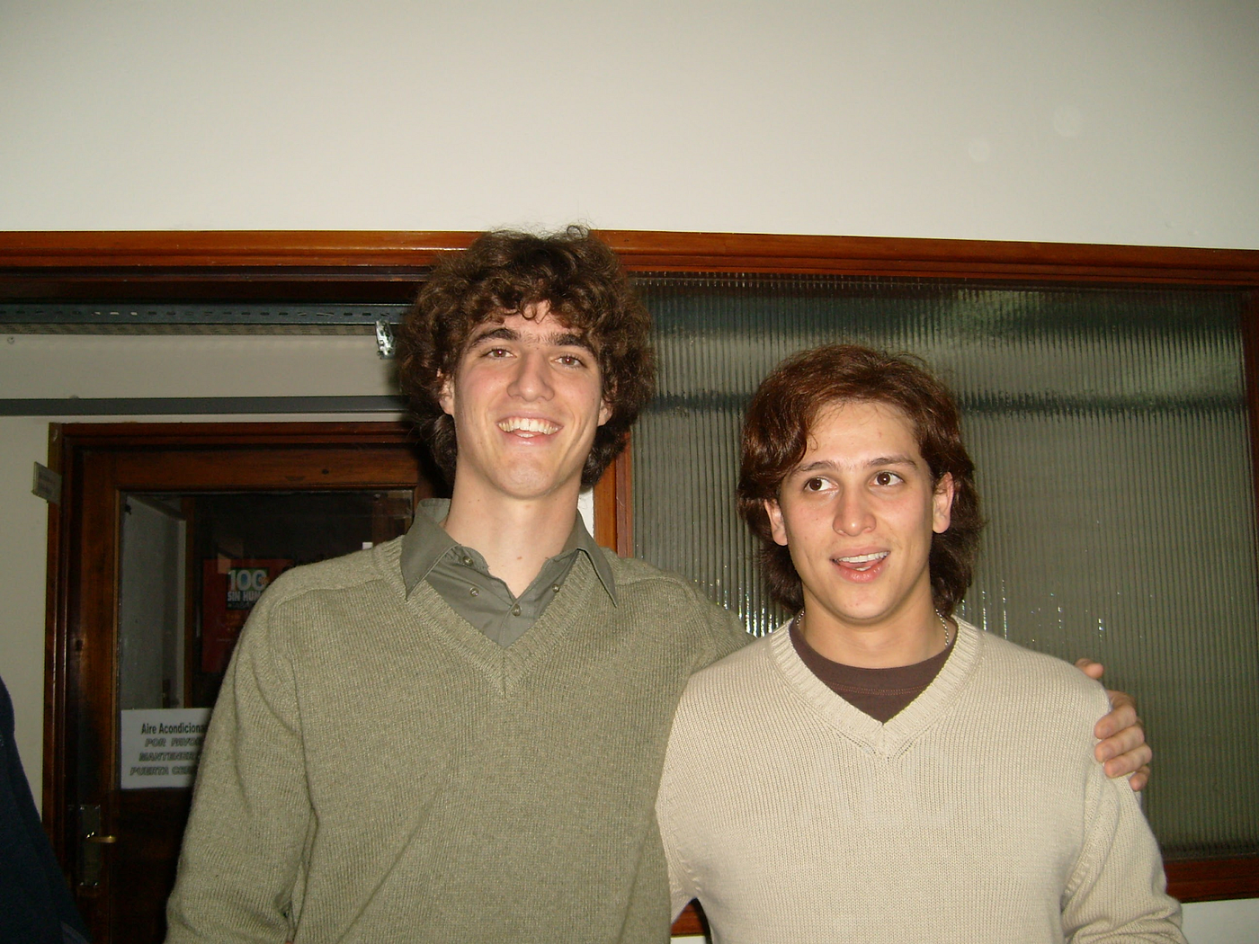 Fabián y Matías estudiando en la Universidad de la República, en Montevideo.