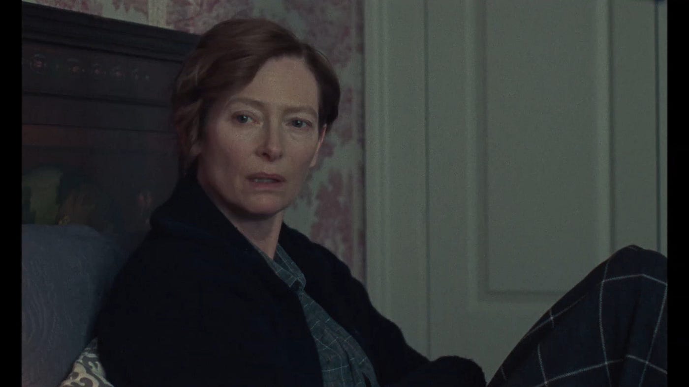 Madre e hija en reflejo especular — La hija eterna (Joanna Hogg, 2022)