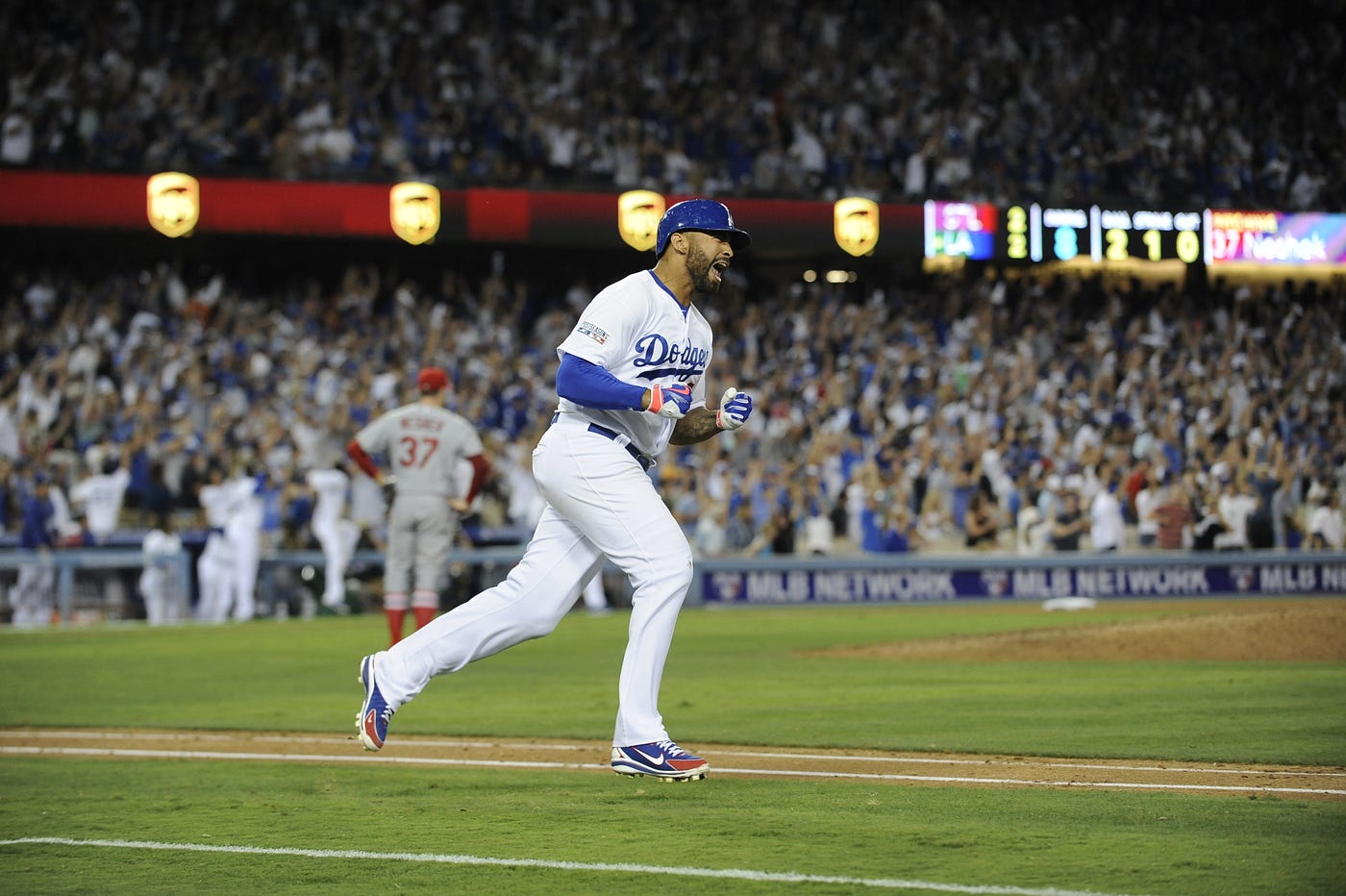Chris Hatcher earns Dodgers' first save in place of Kenley Jansen