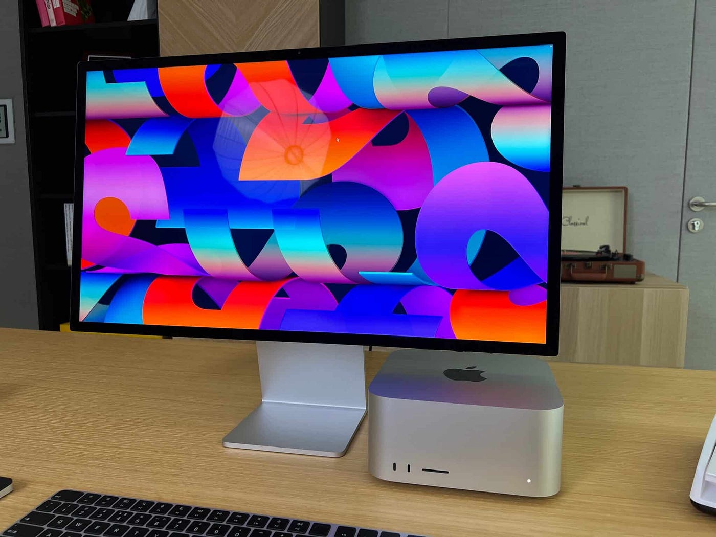 Samsung ViewFinity S9 vs. Apple Studio Display: Which 5K Monitor is Right  for You? | by Kloud Crunch | Jul, 2023 | Medium