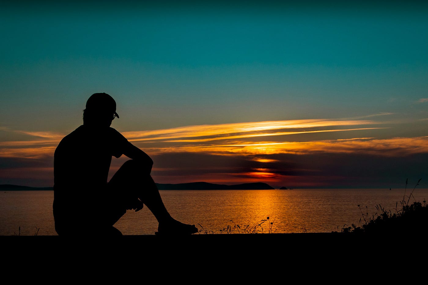 해돋이를 조용히 바라보는 사람, 평화로운 사색, 실루엣, 그리고 고요한 아침.