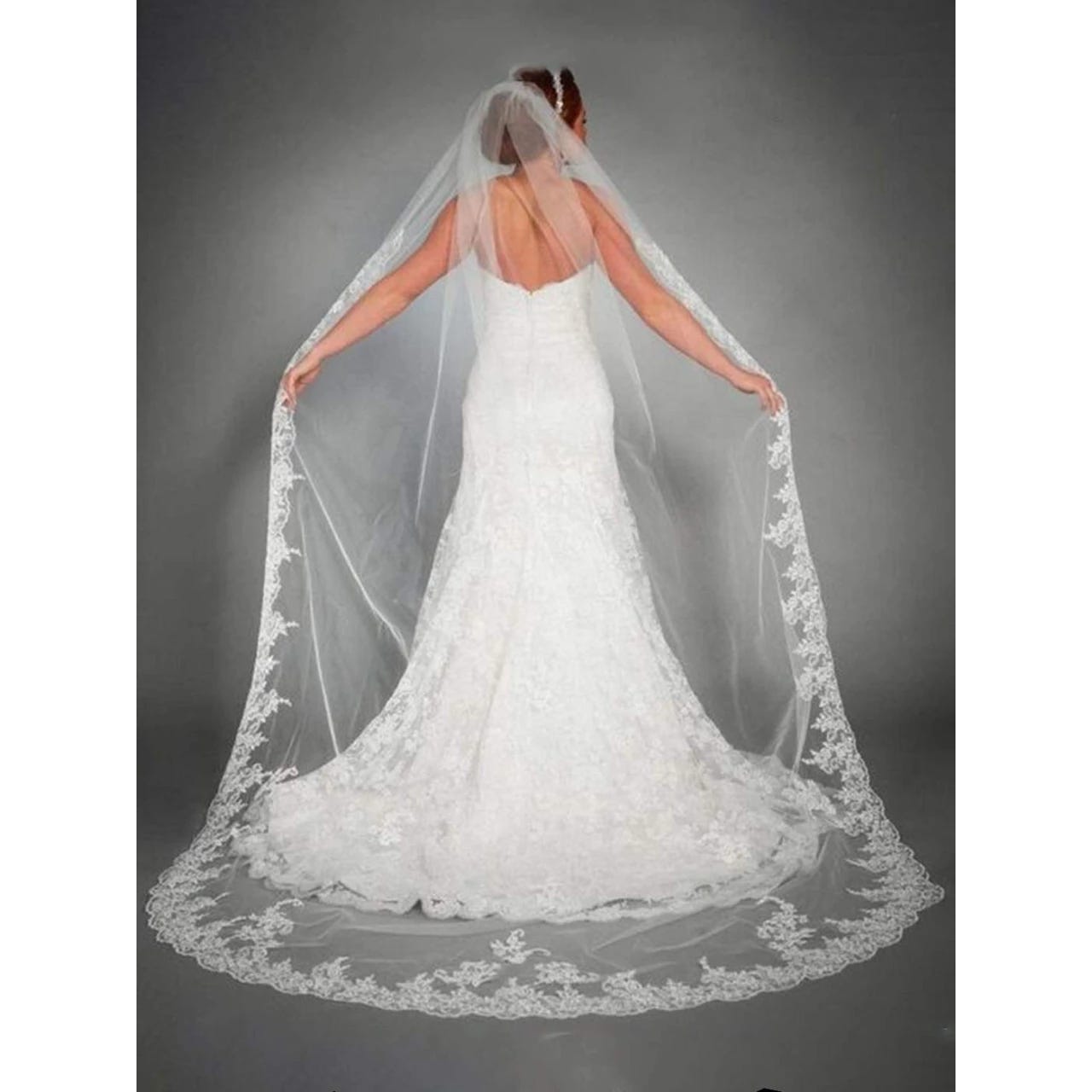  Unsutuo Wedding Veil Ivory Lace Applique Short Bride Veils  Shoulder Length Bridal Tulle Veil with Comb for Women and Girls : Clothing,  Shoes & Jewelry