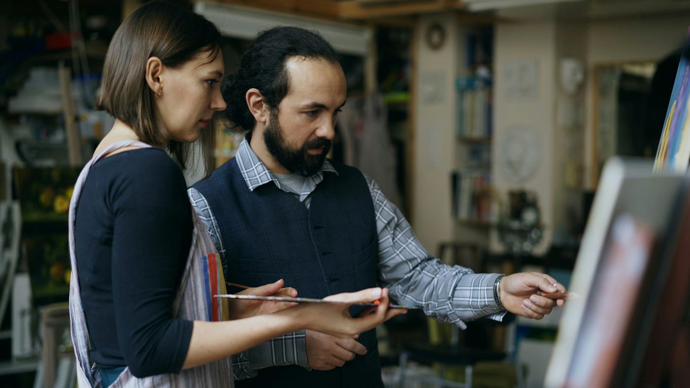 멘토가 한 여성에게 긍정적인 자아상을 그리는 법을 가르칩니다.<BR>