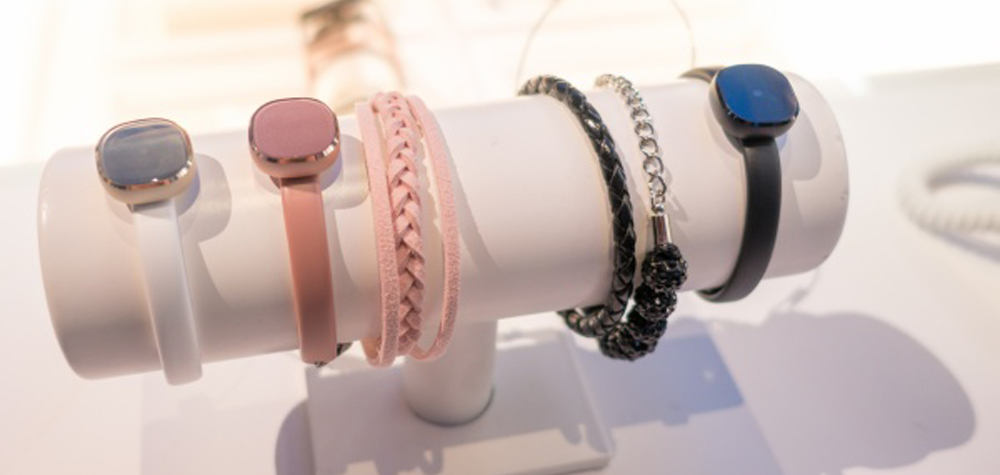 Samsung Launches Women's Wearable Smart Charm | by Stella Reynell | The  TechNews | Medium