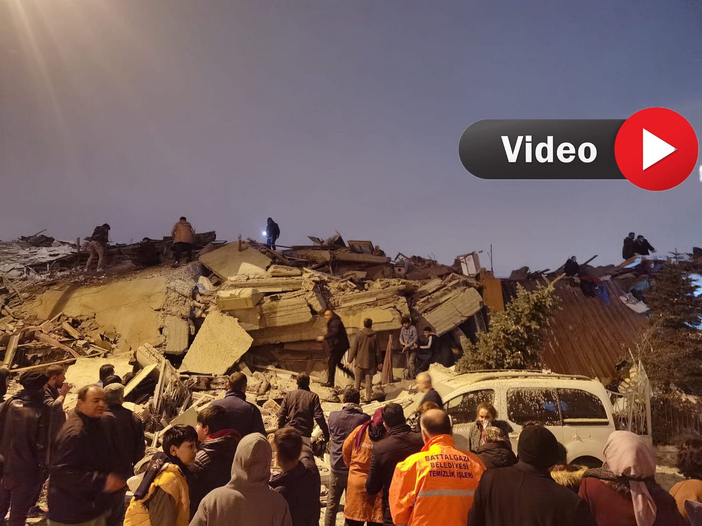 Deprem de Kurtarma Çalışmaları Devam Ediyor