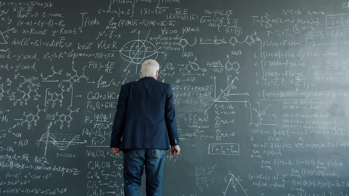 한 노인이 교실에 서서 글씨로 가득 찬 칠판을 바라보고 있다.<BR>