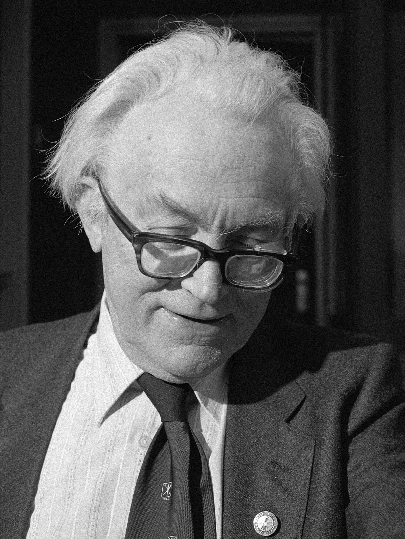 Michael Foot attending a meeting of Scandilux (a cooperation forum between the Social Democratic parties of the North European NATO countries) on 19 October 1981 in The Hague Image Source: Nationaal Archief/Wikimedia Commons Image License: Creative Commons CC0 1.0 Universal Public Domain Dedication.