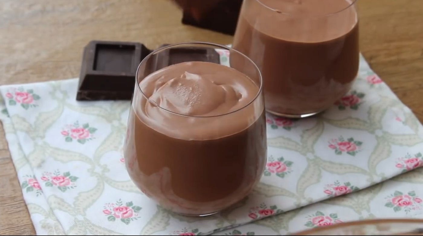 Mousse de chocolate con flores de azúcar. / Chocolate mousse with sugar flowers. [ESP/ENG]