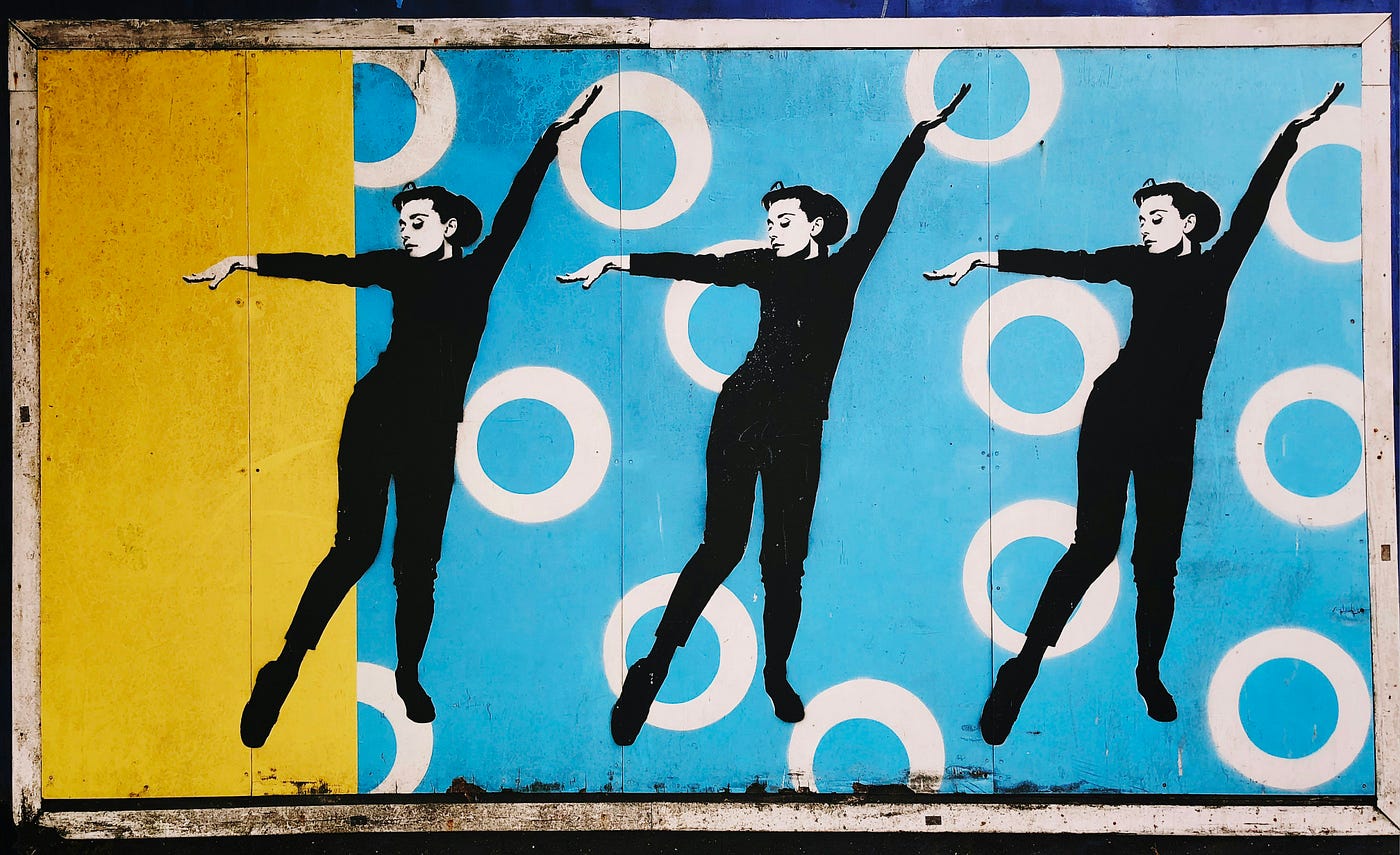 오드리 헵번이 춤추는 모습을 그린 그래피티