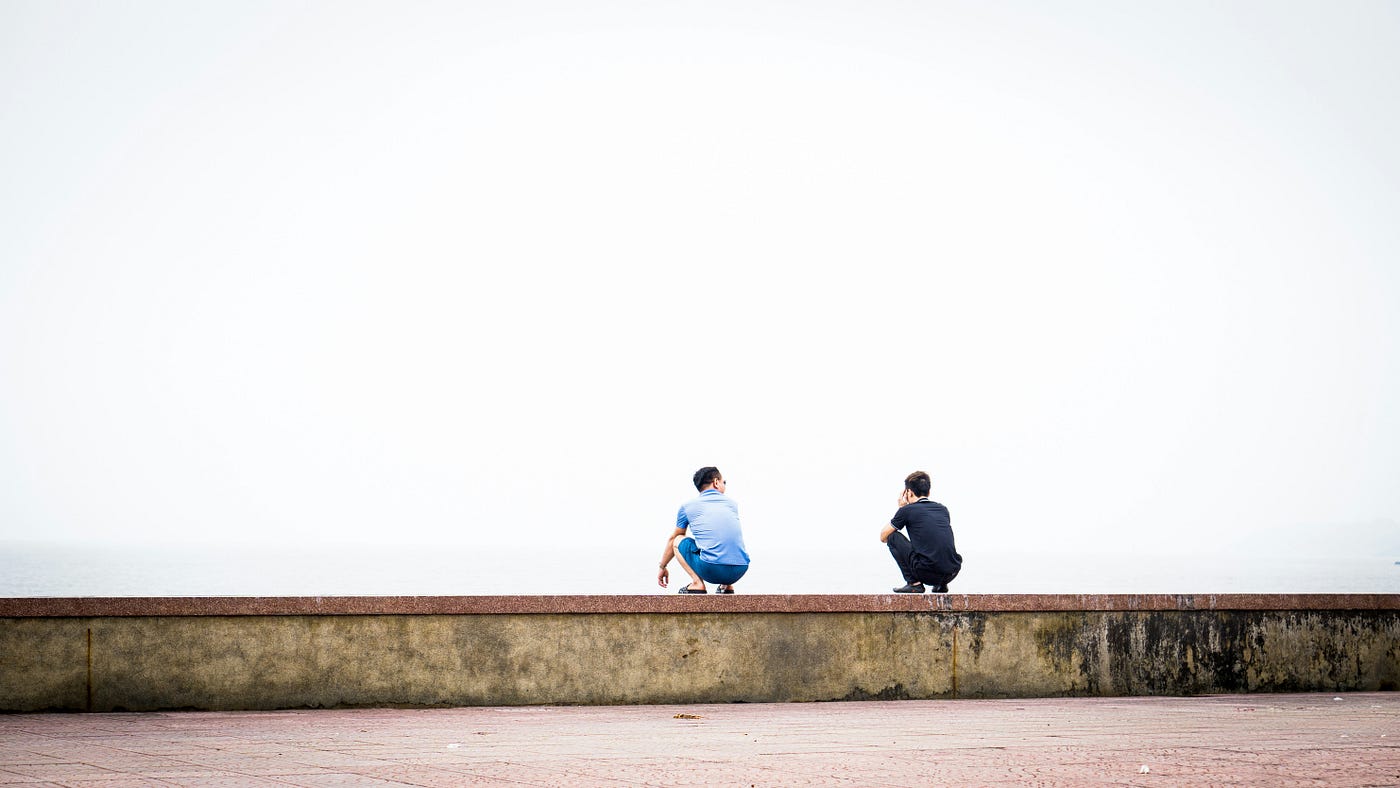 두 사람이 나란히 조용히 앉아, 신체적인 접촉 없이 말없이 서로를 지지하고 있다.<BR>