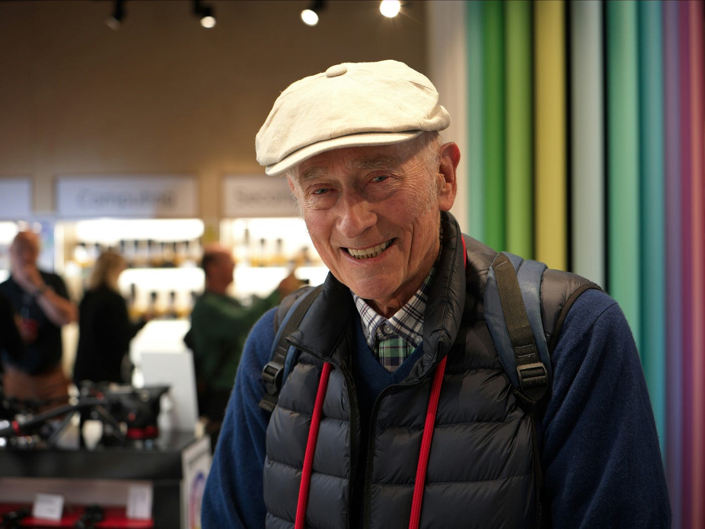 미소 짓는 노인.