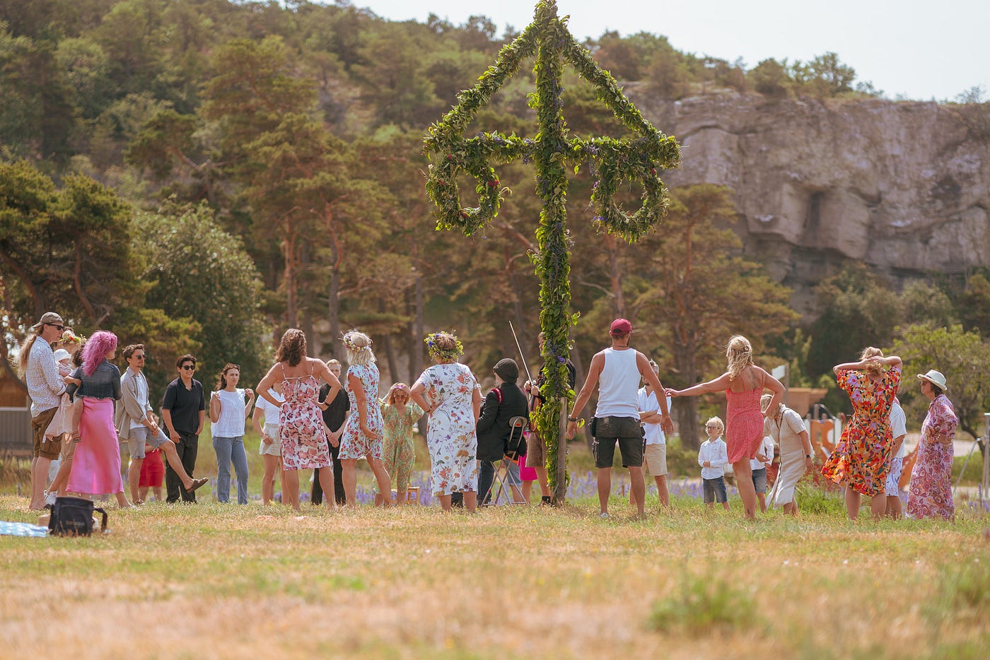 Сегодня в Швеции празднуют Midsommar — день, когда солнце, достигнув зенита, словно замирает в…