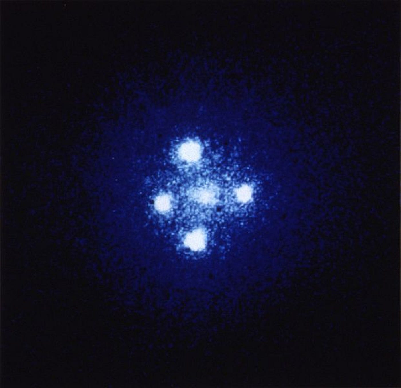 A cruz de Einstein é um exemplo de lentes gravitacionais. Crédito: NASA e Agência Espacial Européia (ESA)