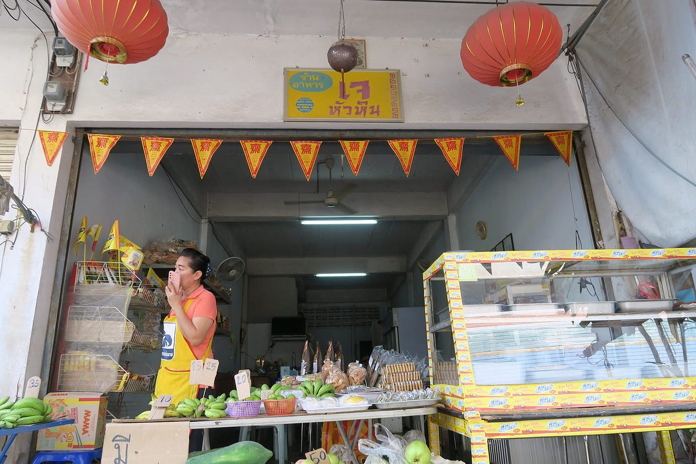 A typical je food stall that sells vegan and vegetarian food.