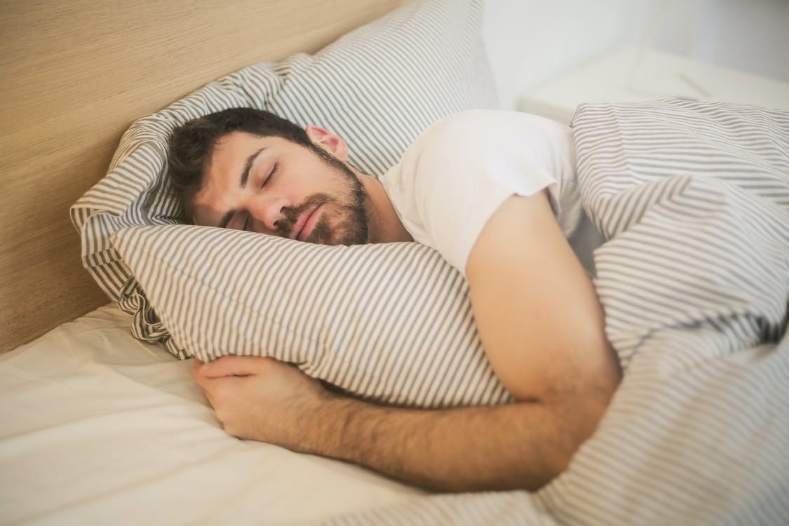 8 Health Benefits of Sleeping With a Pillow Between the Knees
