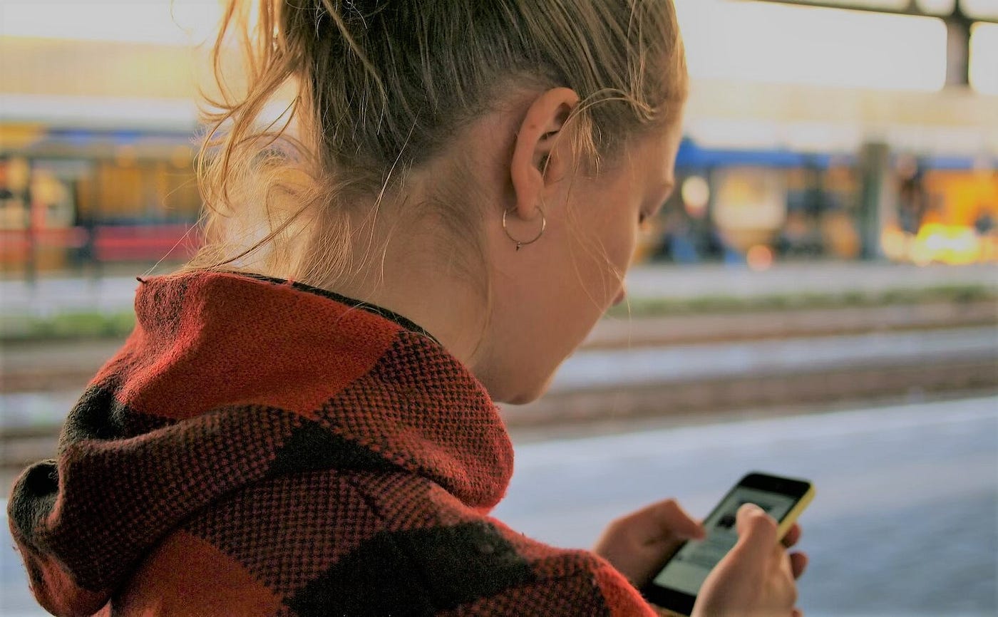 휴대전화로 문자를 보내는 여성