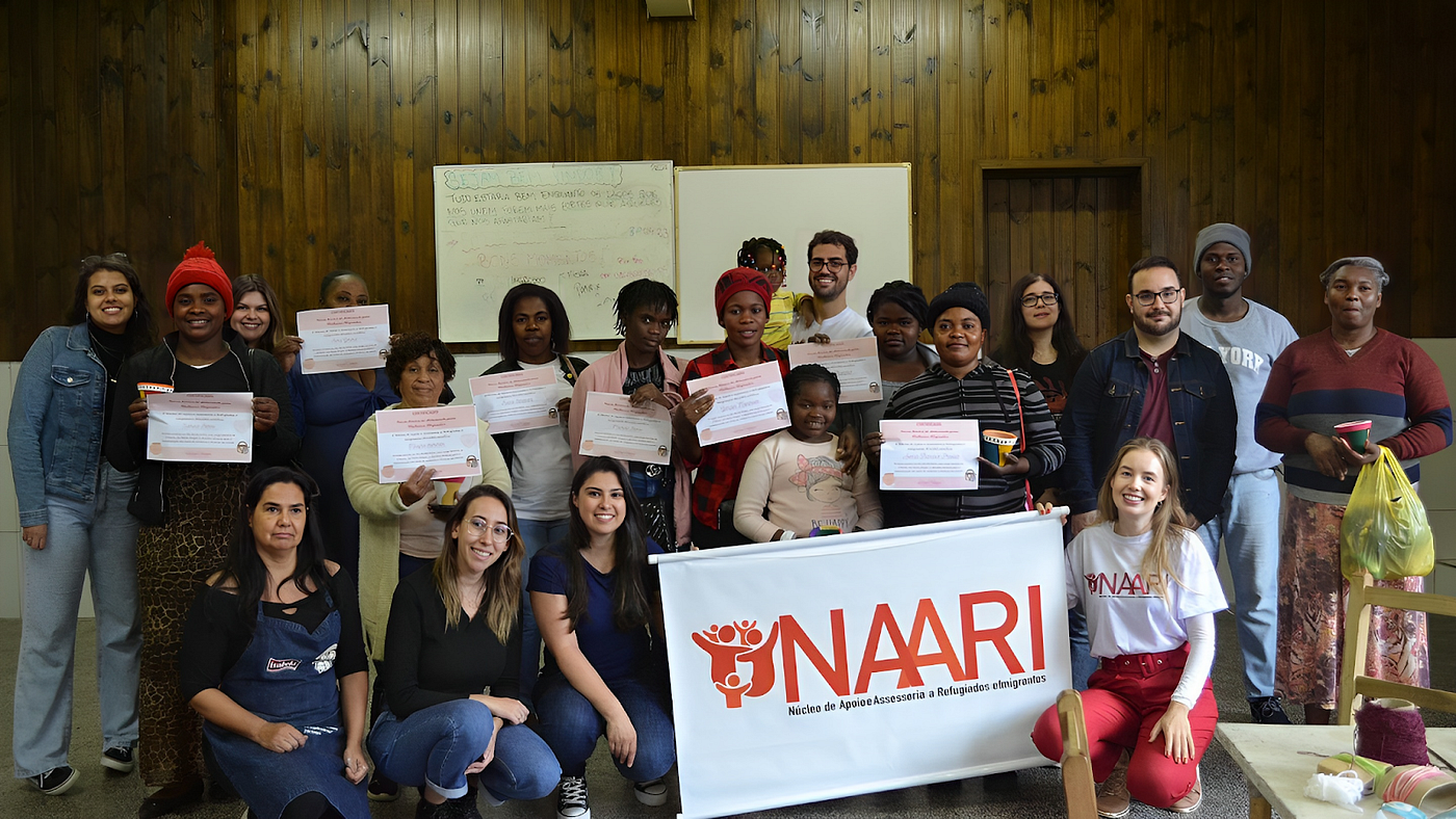 Imigrantes recebendo certificado de conclusão de oficina. | Foto: NAARI/UniRitter