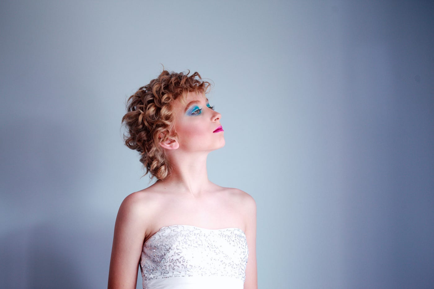 여성이 자신감을 키우기 위해 자신에 대해 긍정적인 생각을 합니다.<BR>