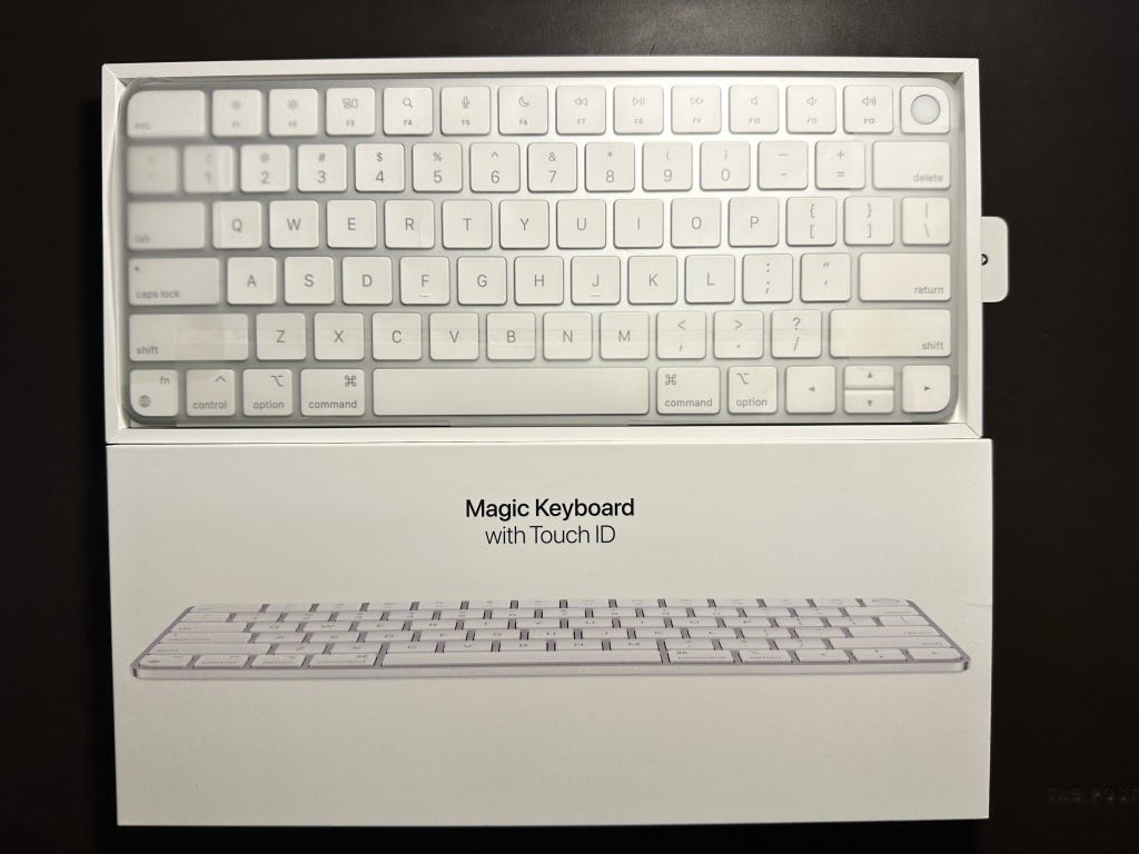 Magic Keyboard with Touch ID and Numeric Keypad for Mac models with Apple  silicon - French - Black Keys - Apple