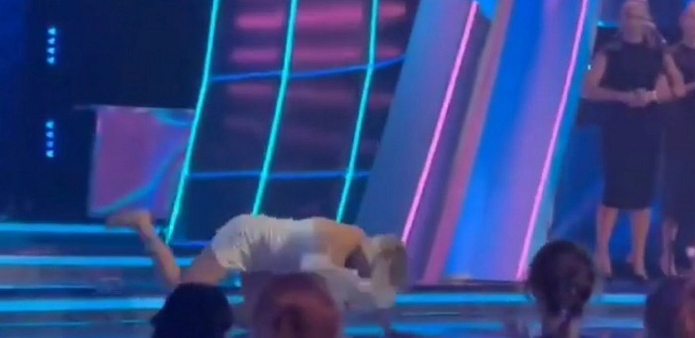 PRAVO NA GLAVU Pevačica promašila stepenik, pa pala kao pokošena (VIDEO)