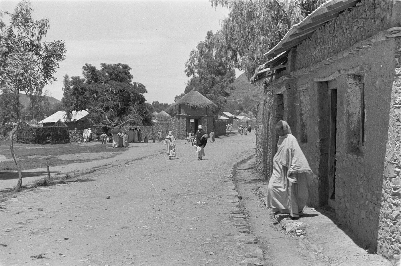Straße in Aksum (Reise durch Italienisch-Ostafrika, Sept./Okt. 1937–4. Fahrt: Asmara — Gonder und zurück) by Schottenloher, Rudolf — Deutsche Fotothek, Germany — In Copyright — Educational Use Permitted.