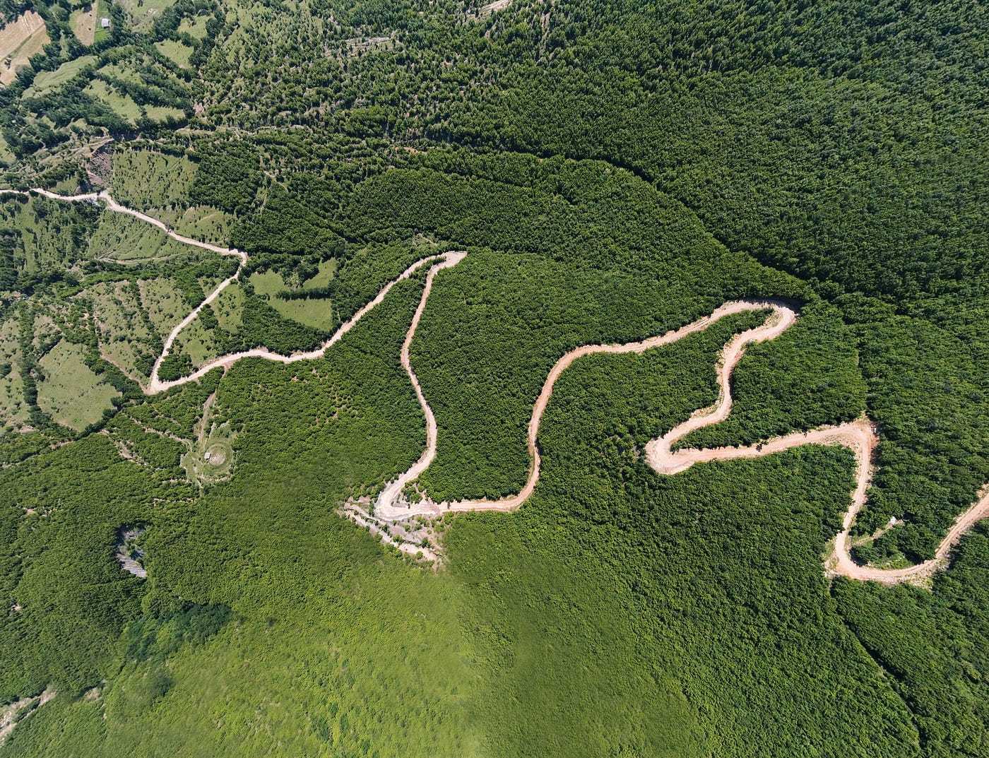 산을 지나는 구불구불한 길이 멀리까지 이어져 있습니다.<BR>