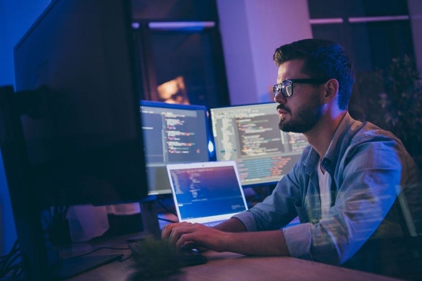 A Detailed Comparison between Software Engineer and Software Developer | by  Savvycom JSC | Savvycom | Medium